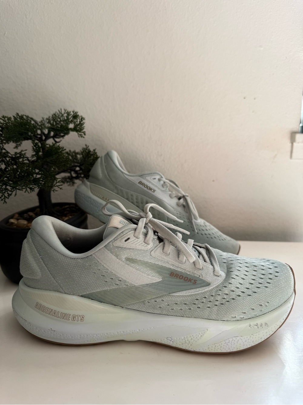 Brooks adrenaline GTS 24 Women size 10  Running Shoes in Light Gray and White